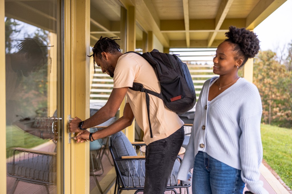 Étudiants arrivant dans leur logement